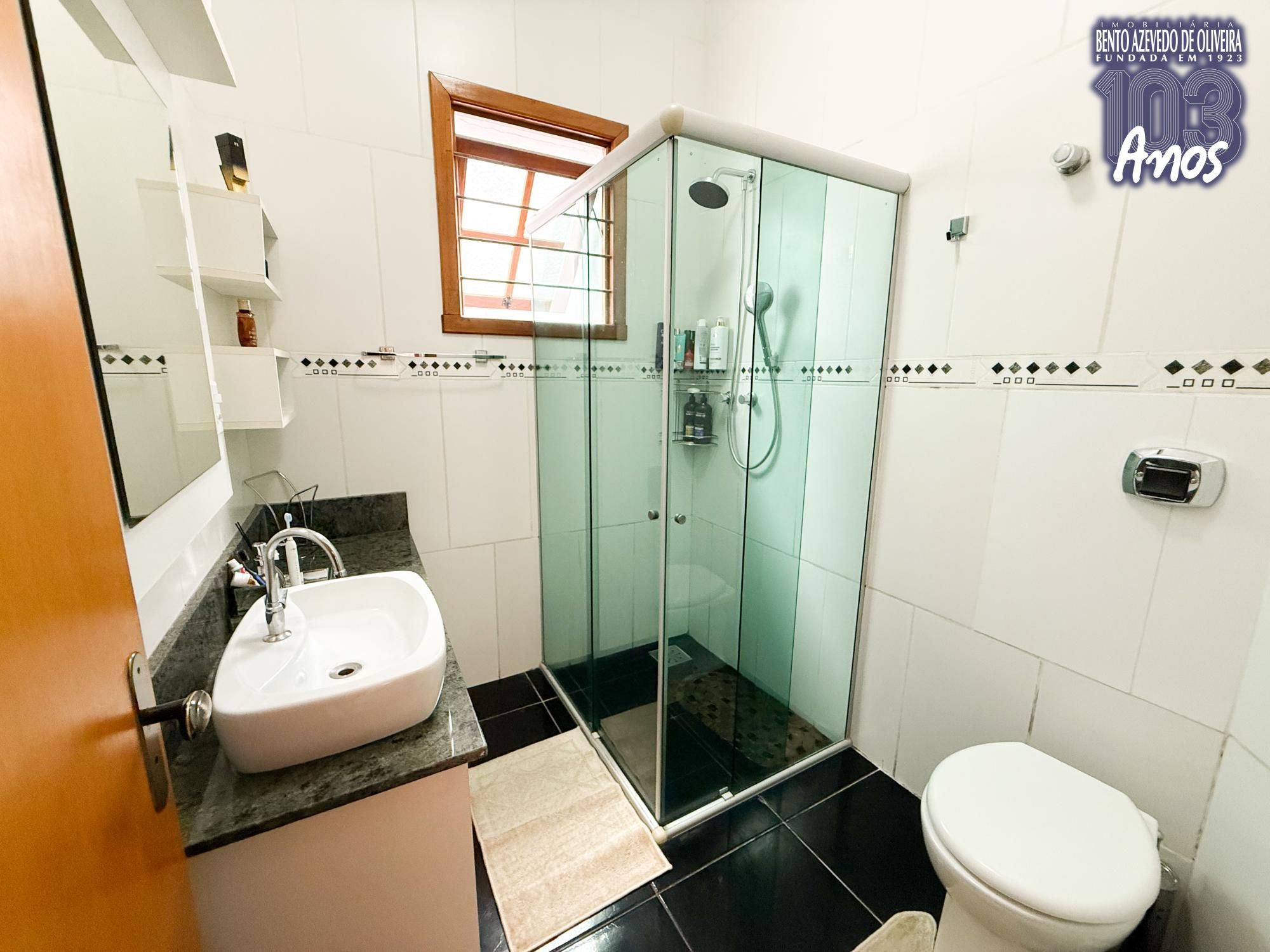 Banheiro moderno com box de vidro