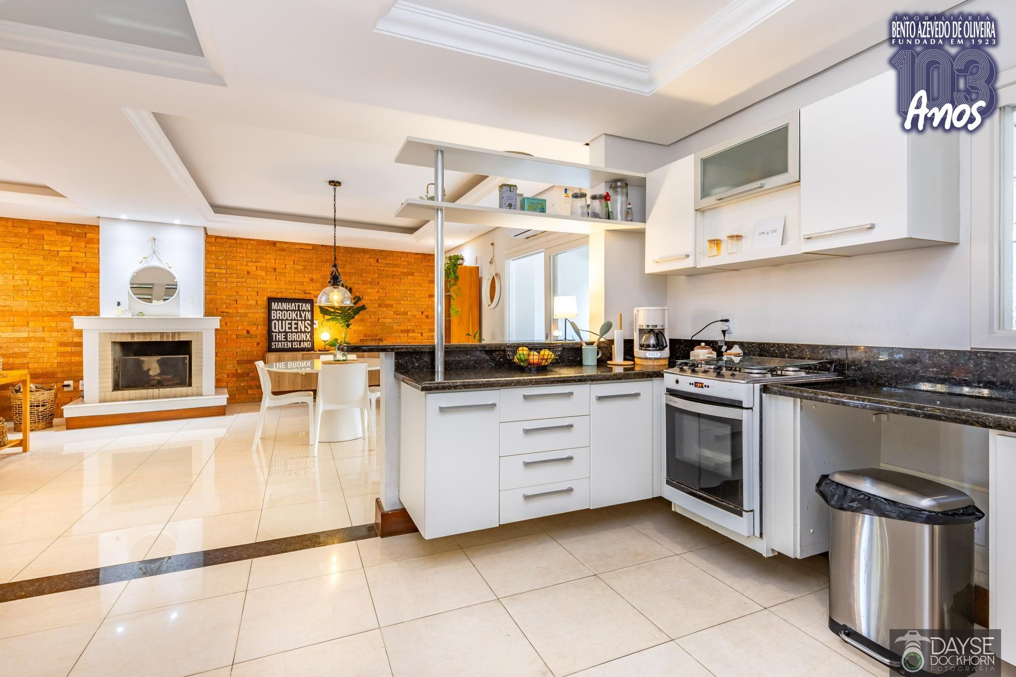Cozinha planejada de casa à venda no Ecoville