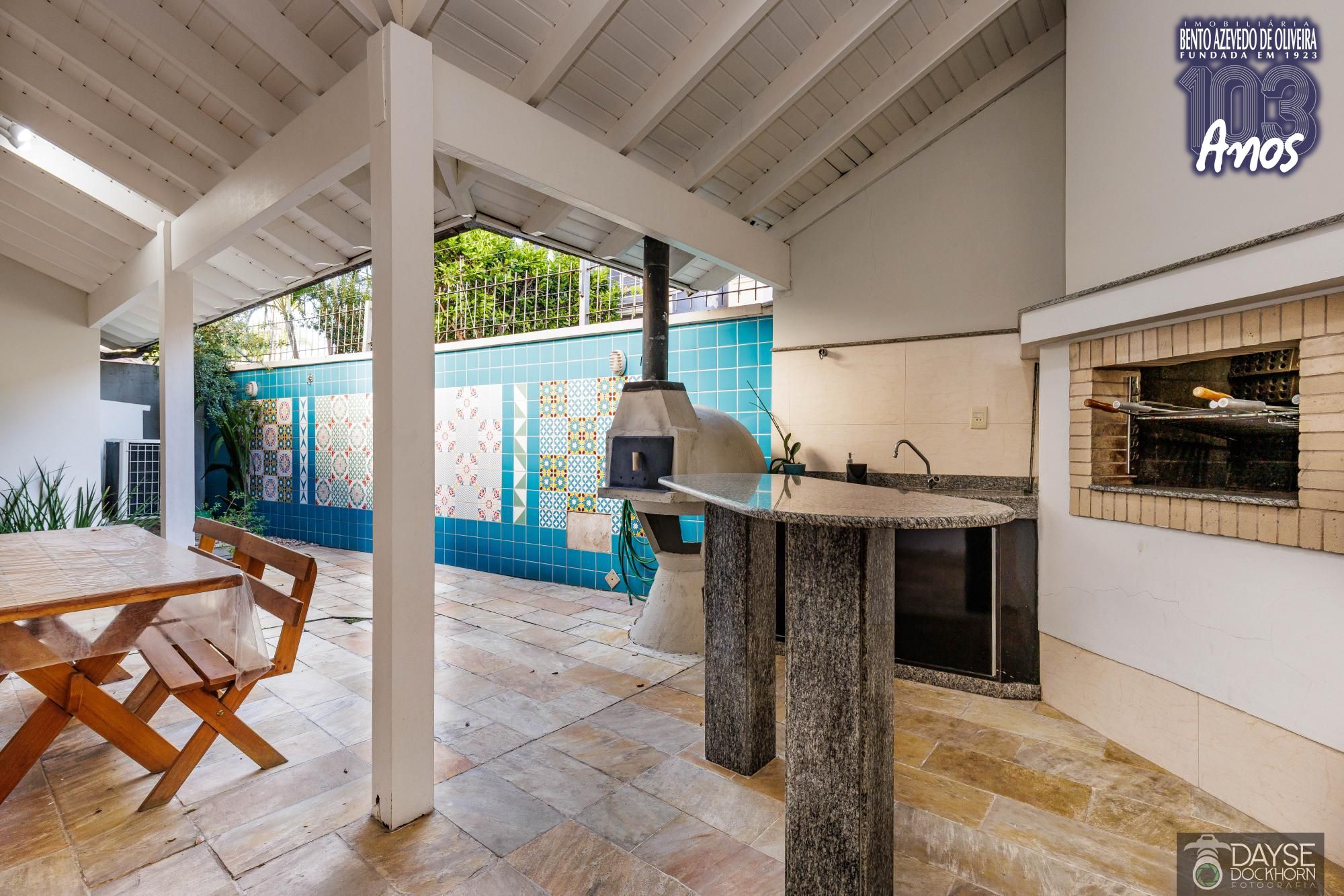Espaço gourmet com churrasqueira em casa no Ecoville