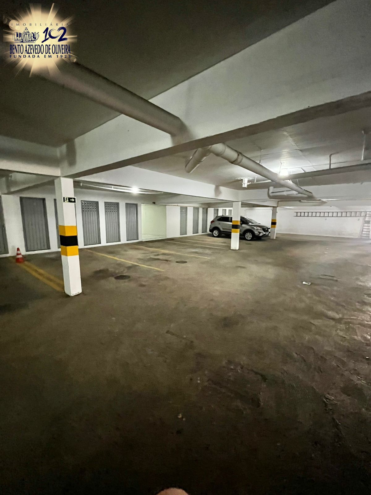 Garagem com depósito