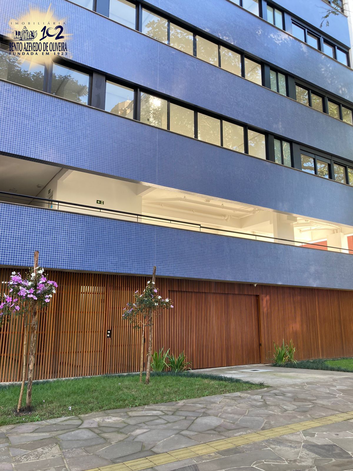 Fachada com garagens