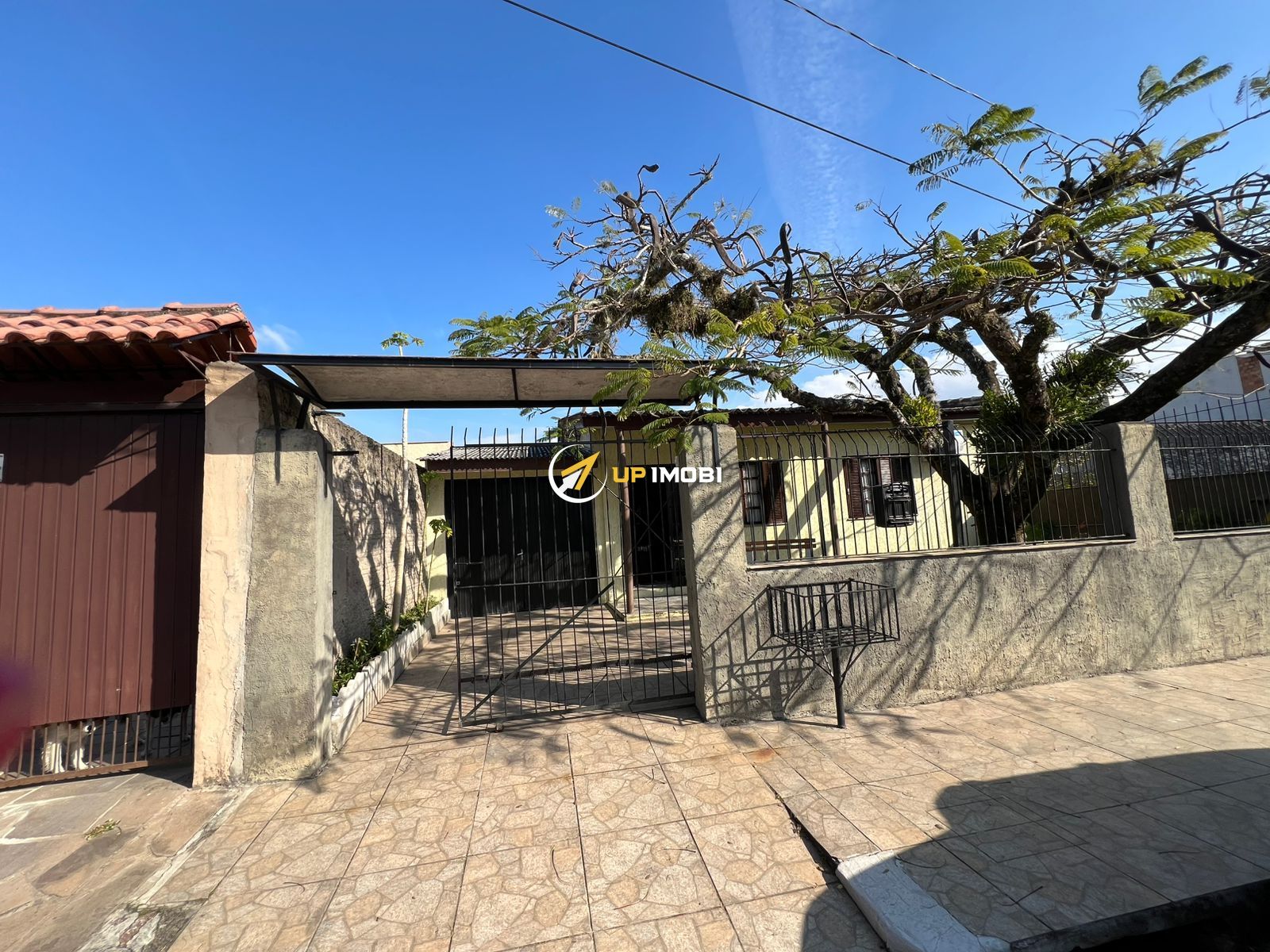 Casa, 3 dormitórios no bairro Guarujá em Porto Alegre para Comprar