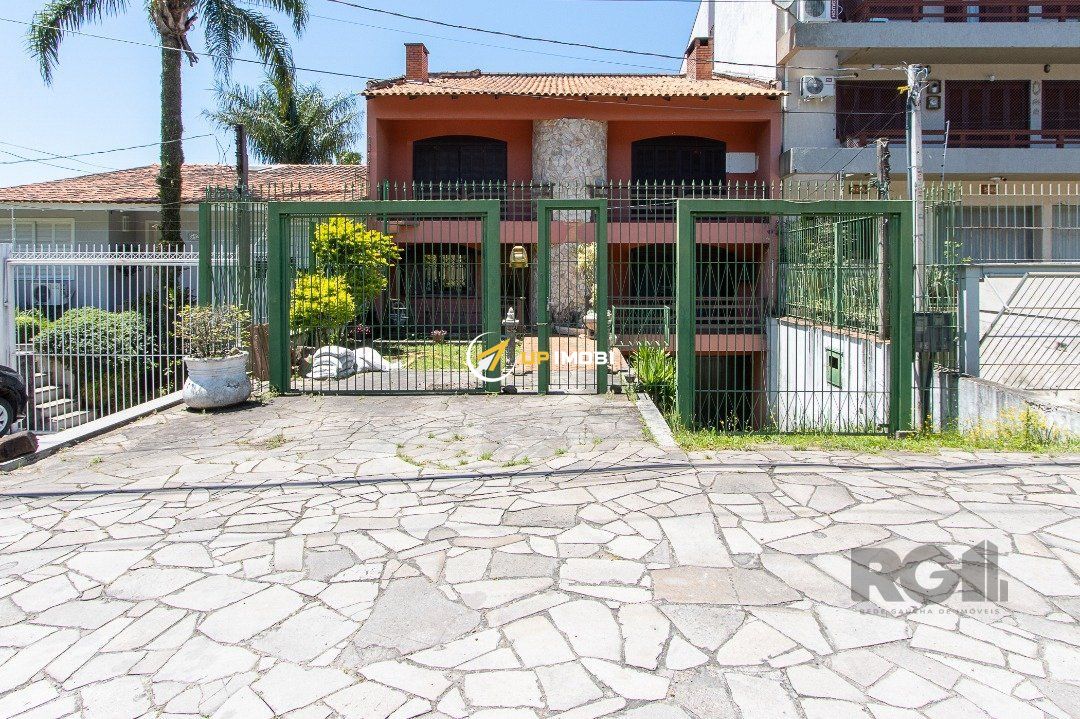 Casa com 572m², 6 dormitórios no bairro Cavalhada em Porto Alegre para Comprar