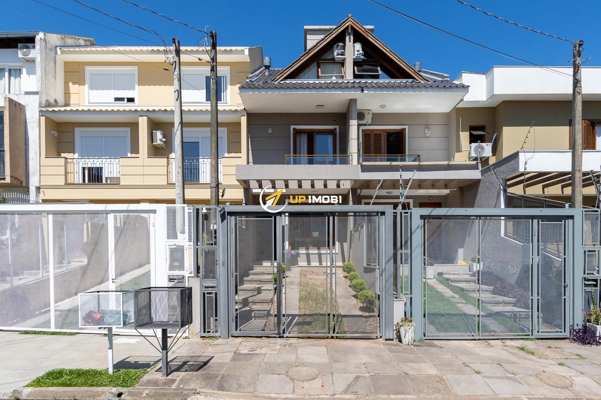 Casa com 135m², 3 dormitórios no bairro Guarujá em Porto Alegre para Comprar
