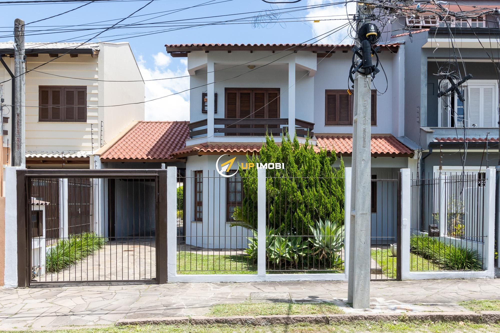 Casa com 250m², 3 dormitórios no bairro Nonoai em Porto Alegre para Comprar