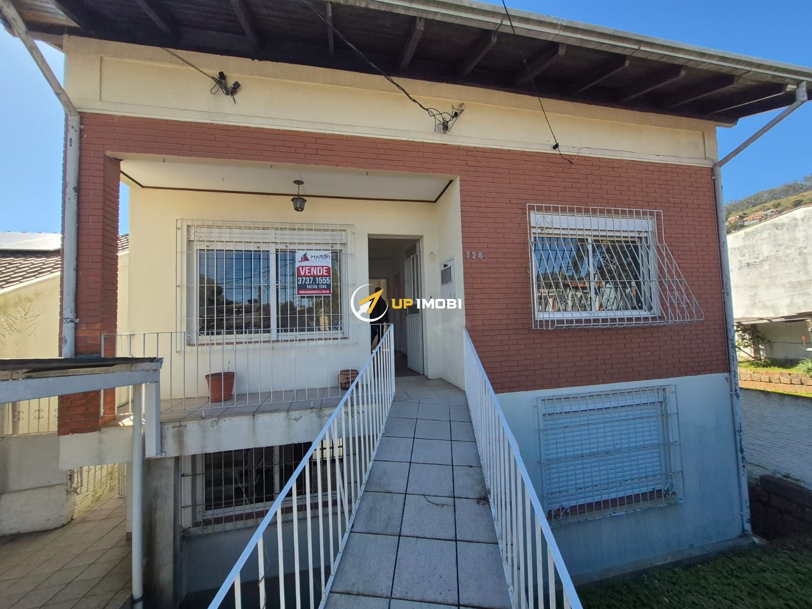 Casa, 4 dormitórios no bairro Nonoai em Porto Alegre para Comprar