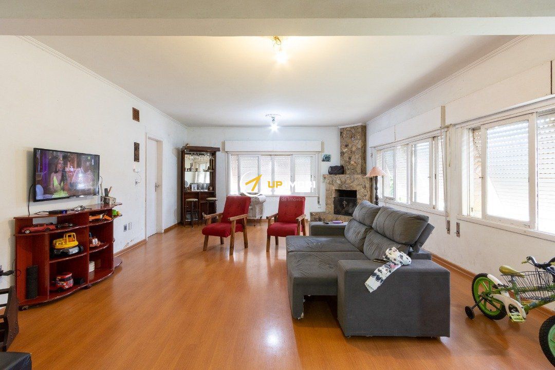 Casa com 273m², 4 dormitórios no bairro Medianeira em Porto Alegre para Comprar