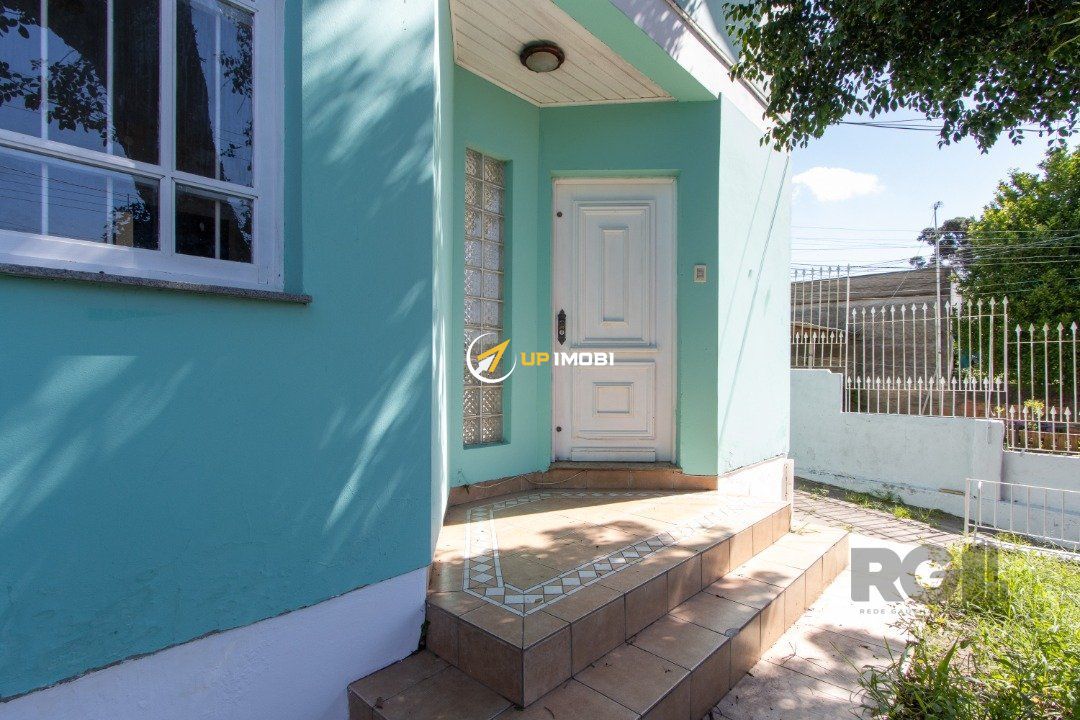 Casa, 4 dormitórios no bairro Tristeza em Porto Alegre para Comprar