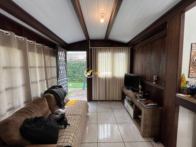 Casa, 3 dormitórios no bairro Guarujá em Porto Alegre para Comprar