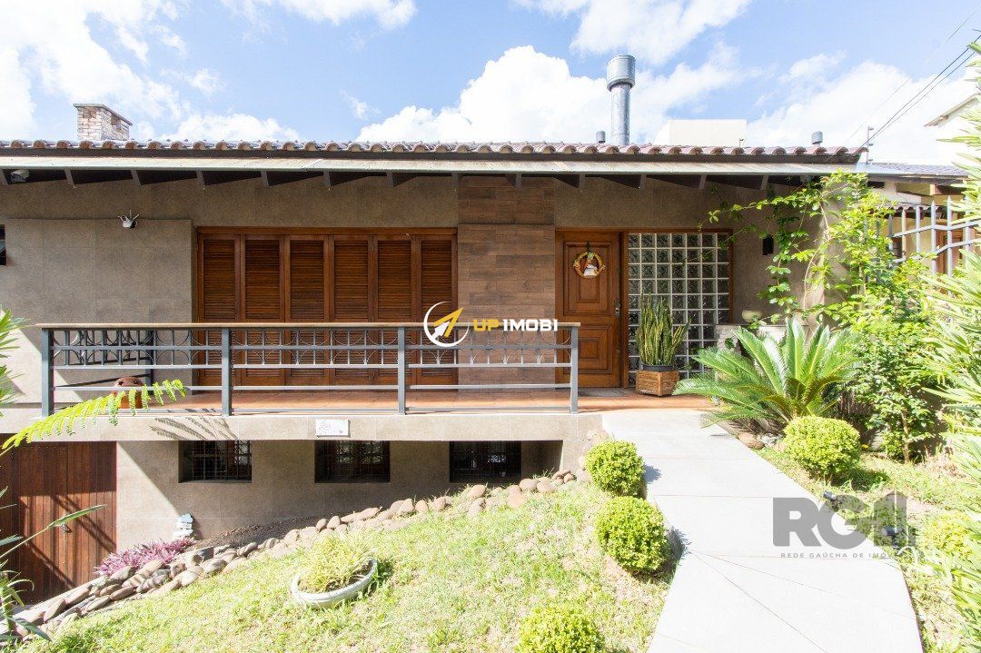 Casa com 274m², 3 dormitórios no bairro Medianeira em Porto Alegre para Comprar