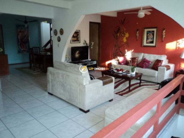 Casa com 450m², 3 dormitórios no bairro Floresta em Porto Alegre para Comprar