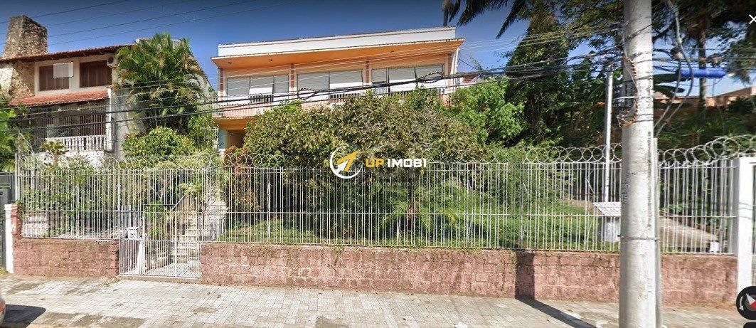 Casa com 243m², 3 dormitórios no bairro Medianeira em Porto Alegre para Comprar