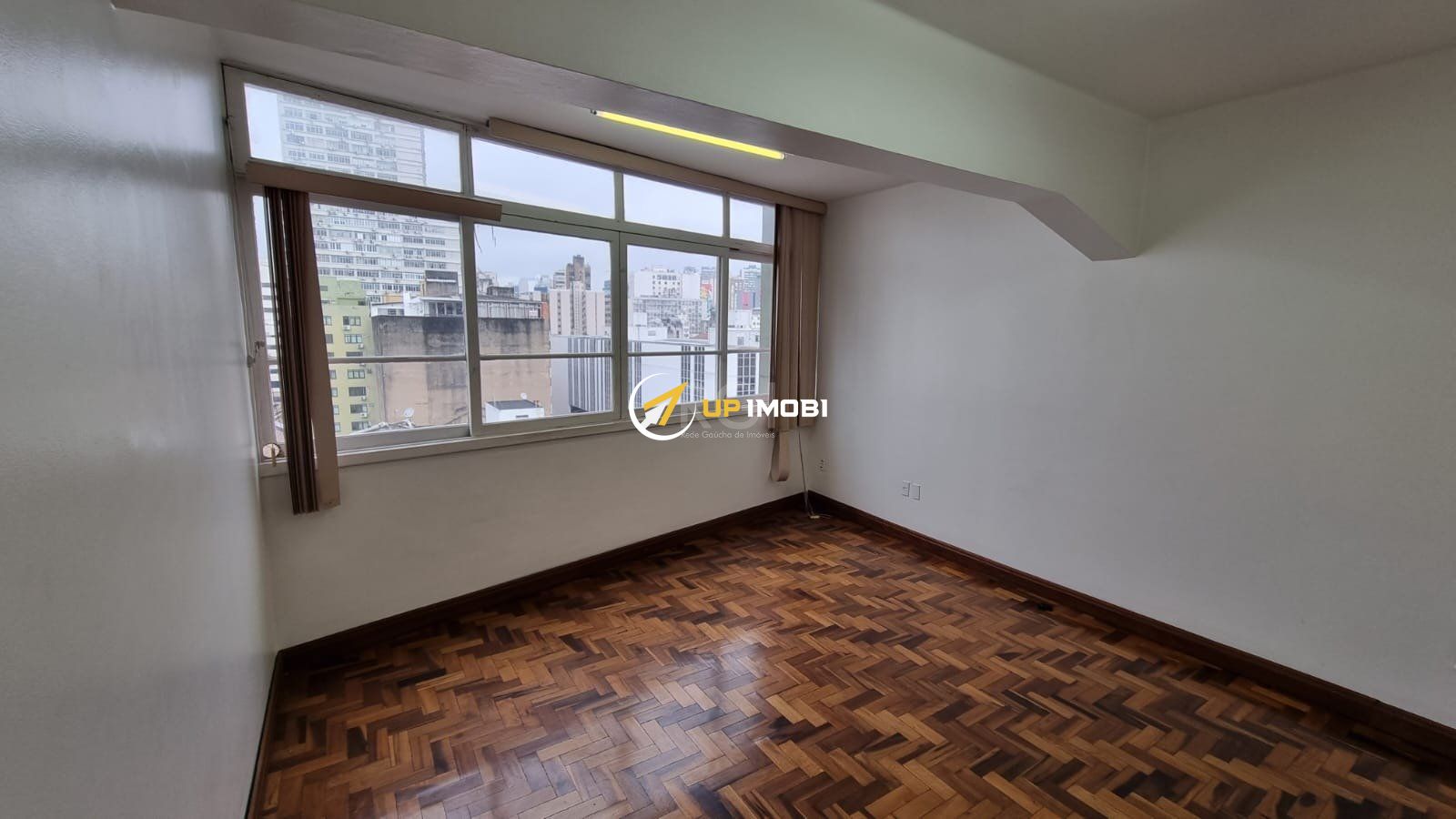 Sala Comercial com 98m² no bairro Centro Histórico em Porto Alegre para Comprar