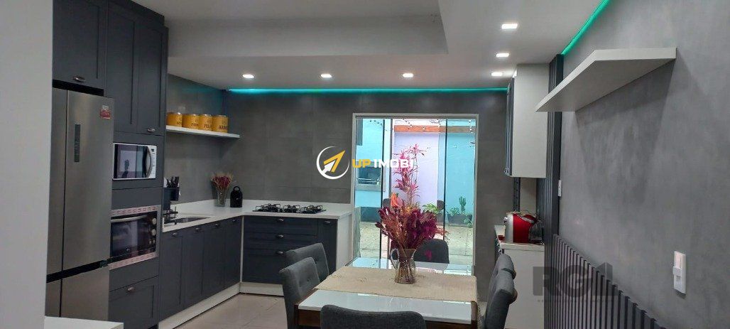 Casa com 83m², 2 dormitórios no bairro Guarujá em Porto Alegre para Comprar