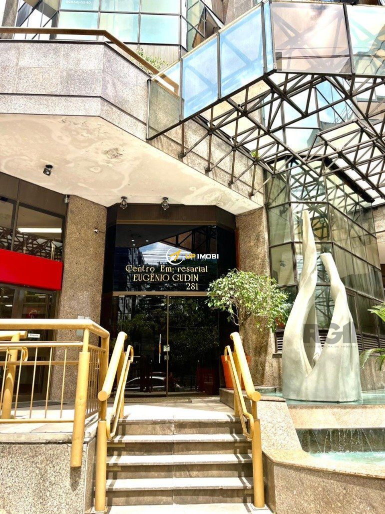 Sala Comercial com 47m², 1 dormitório no bairro Auxiliadora em Porto Alegre para Comprar