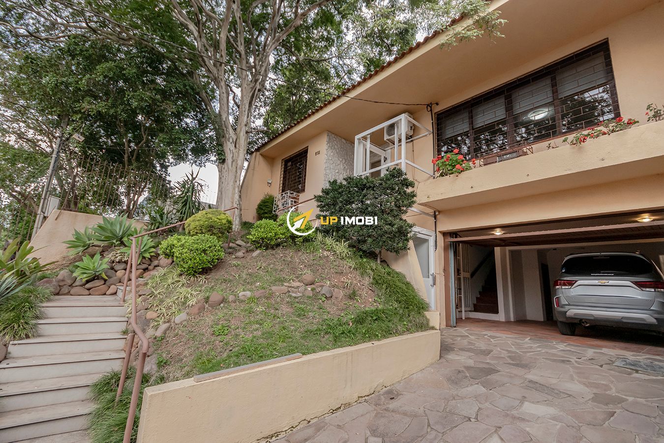 Casa, 3 dormitórios no bairro Chácara das Pedras em Porto Alegre para Comprar