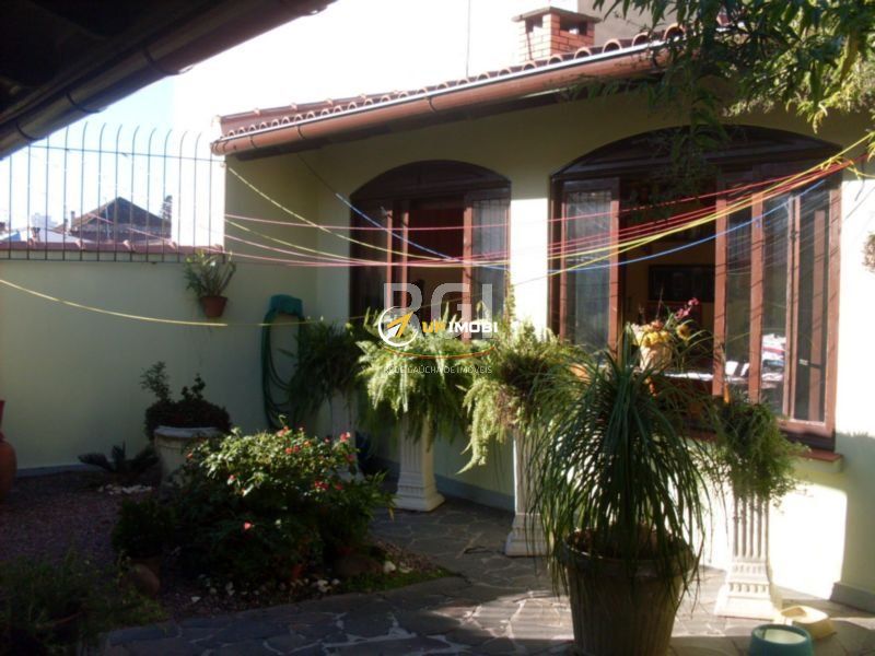 Casa com 200m², 4 dormitórios no bairro Jardim Lindóia em Porto Alegre para Comprar