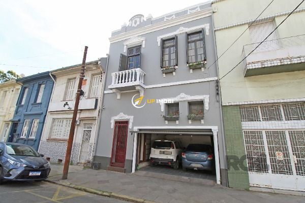 Casa com 222m², 3 dormitórios no bairro Floresta em Porto Alegre para Comprar