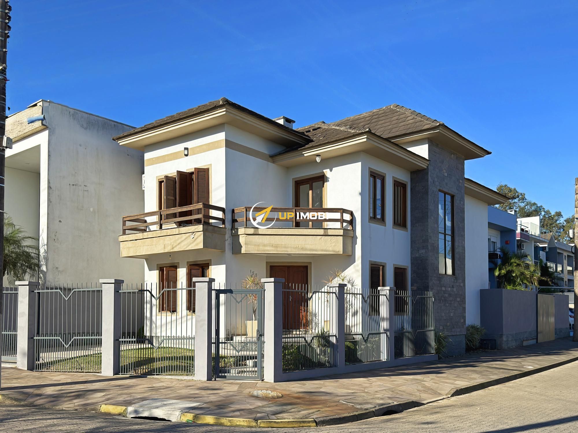 Casa, 4 dormitórios no bairro Hípica em Porto Alegre para Comprar