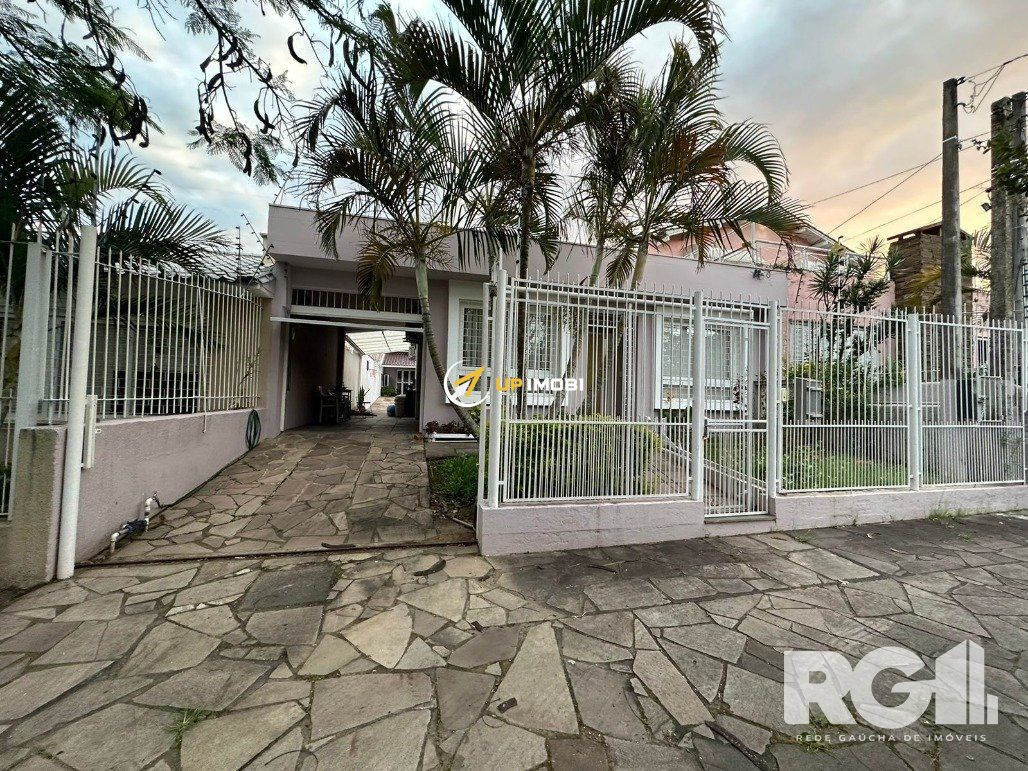 Casa com 165m², 3 dormitórios no bairro Morro Santana em Porto Alegre para Comprar