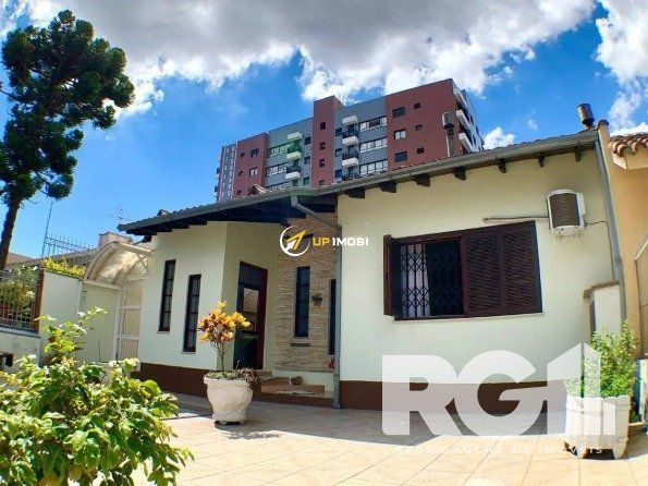 Casa com 425m², 3 dormitórios no bairro Passo da Areia em Porto Alegre para Comprar