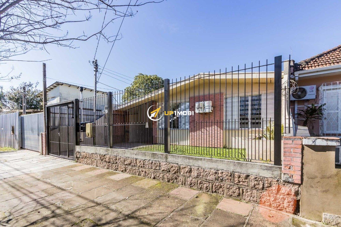 Casa, 3 dormitórios no bairro Santa Maria Goretti em Porto Alegre para Comprar