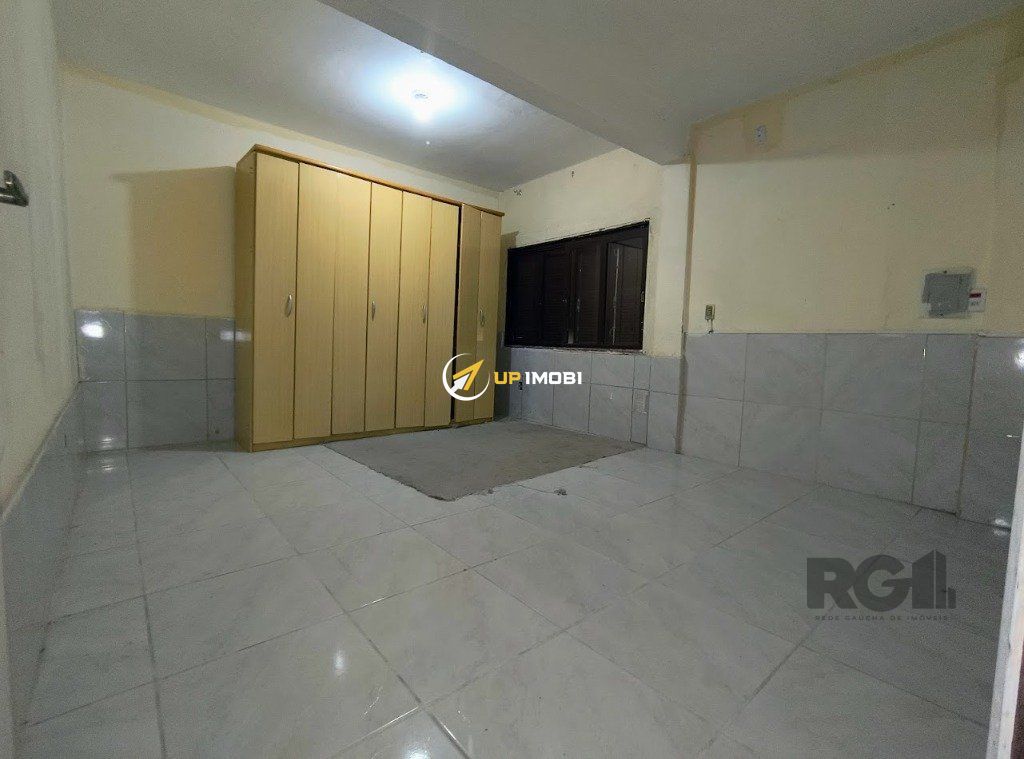Casa com 280m², 5 dormitórios no bairro Partenon em Porto Alegre para Comprar