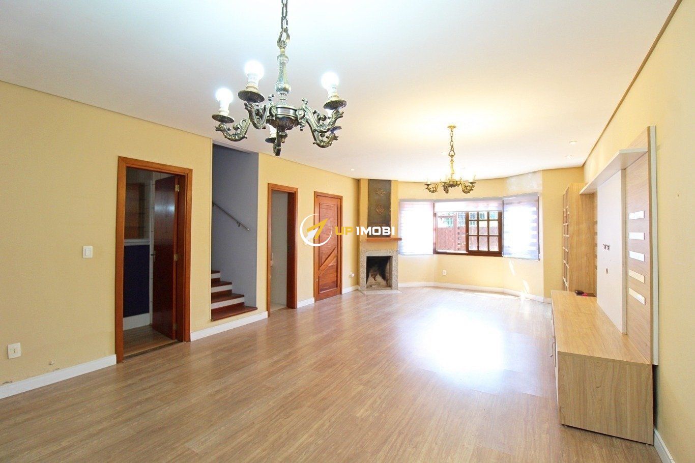 Casa, 3 dormitórios no bairro Guarujá em Porto Alegre para Comprar