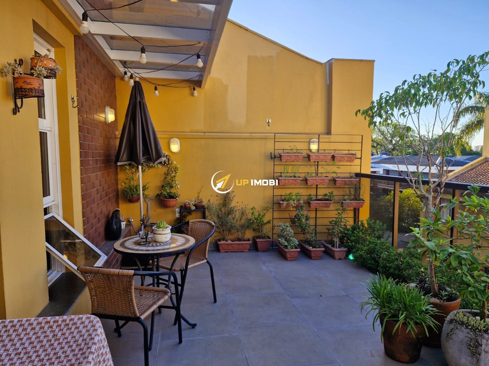 Casa de Condomínio, 3 dormitórios no bairro Medianeira em Porto Alegre para Comprar