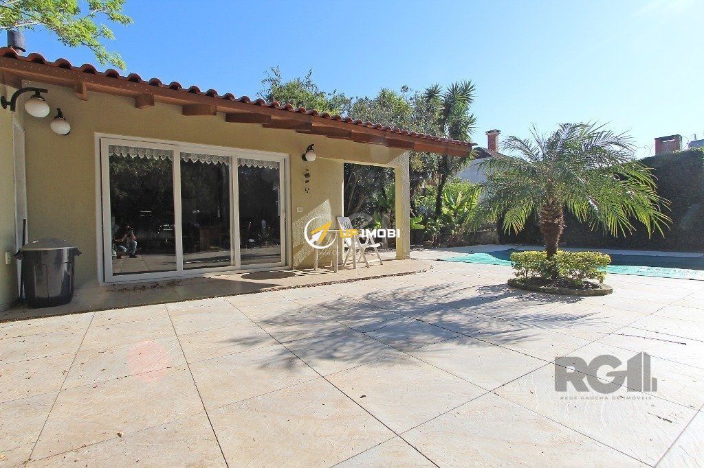 Casa com 230m², 5 dormitórios no bairro Teresópolis em Porto Alegre para Comprar