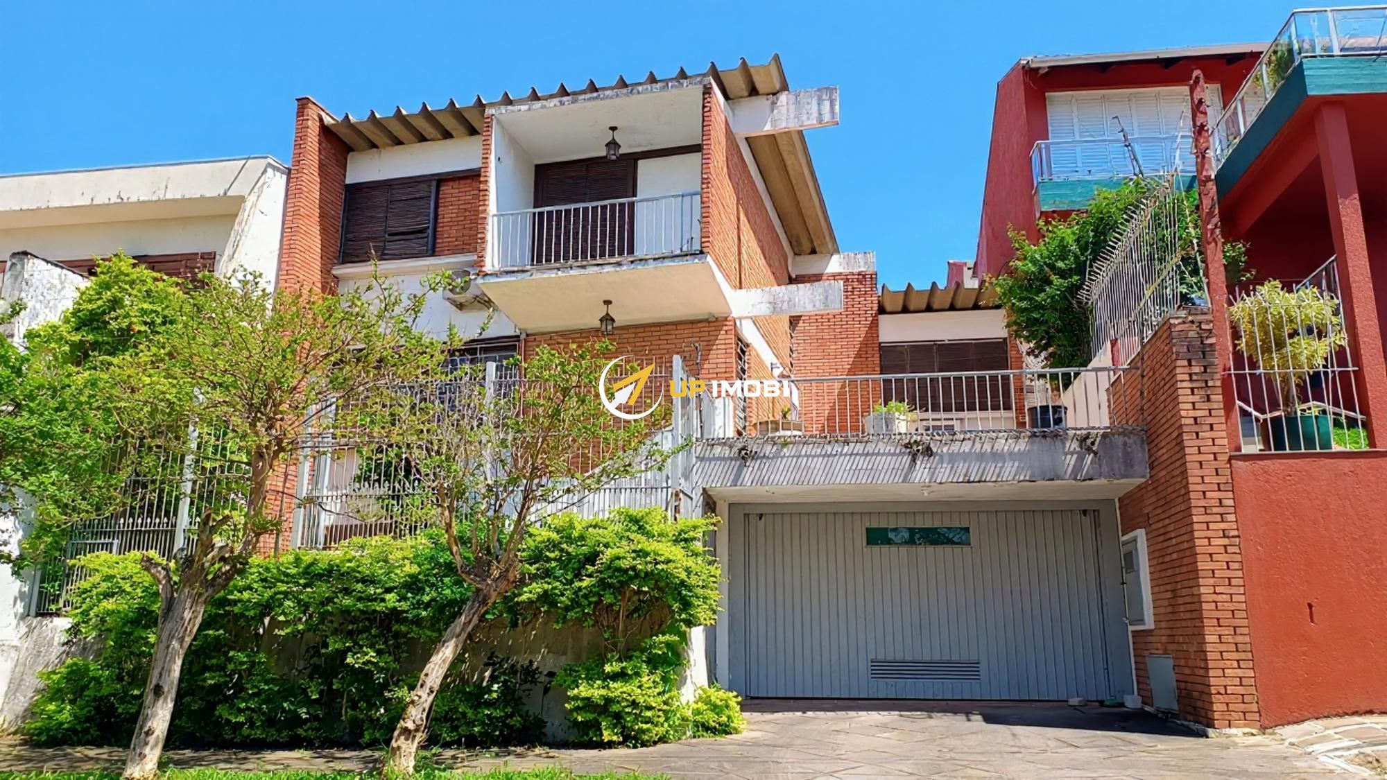 Casa, 3 dormitórios no bairro Medianeira em Porto Alegre para Comprar