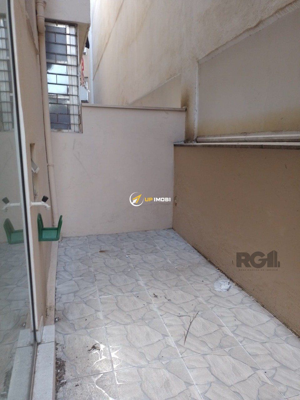 Apartamento, 2 dormitórios no bairro Floresta em Porto Alegre para Comprar