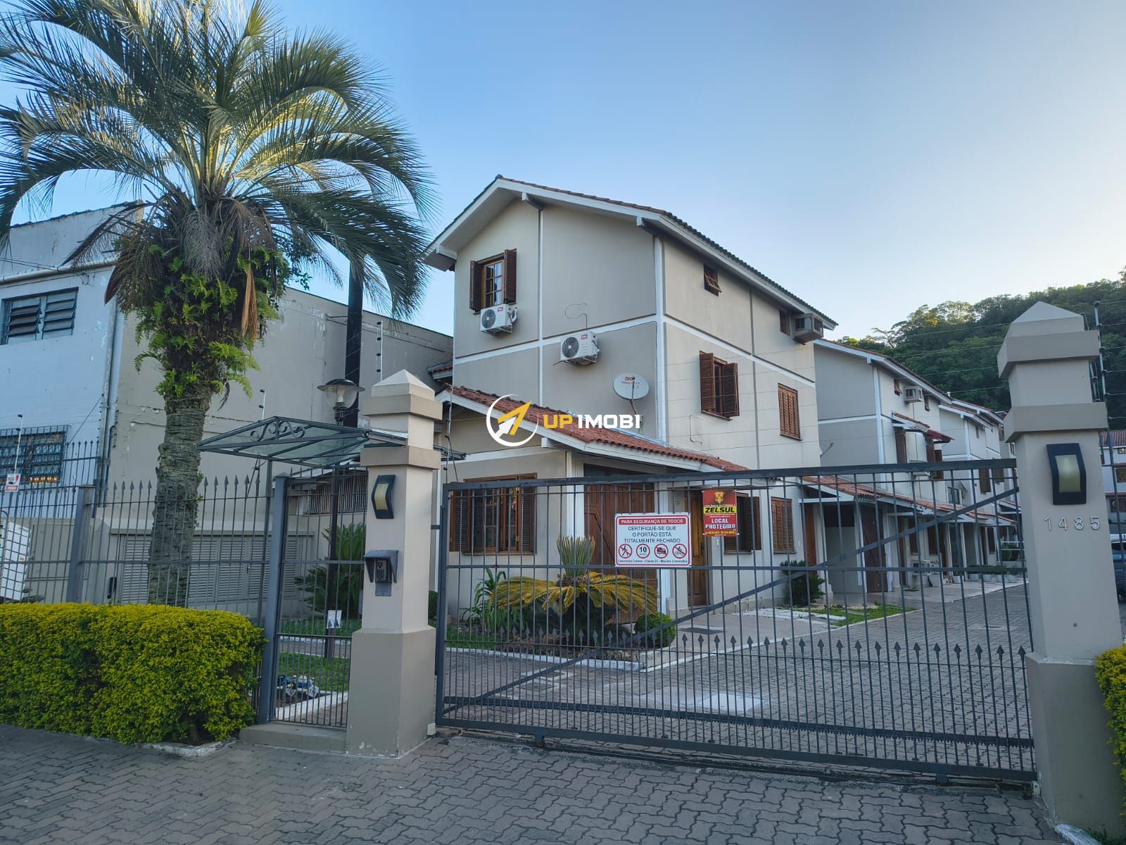 Casa de Condomínio, 3 dormitórios no bairro Teresópolis em Porto Alegre para Comprar