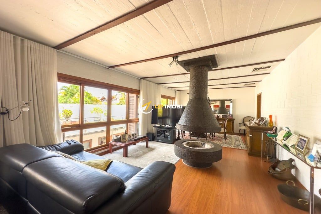 Casa com 290m², 3 dormitórios no bairro Três Figueiras em Porto Alegre para Comprar