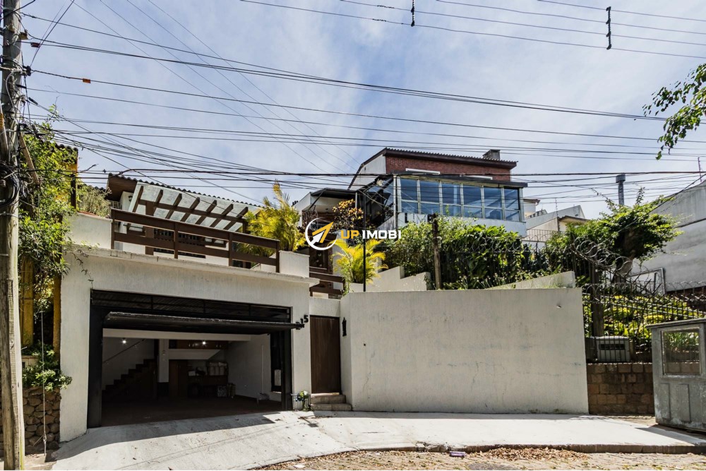 Casa com 181m², 3 dormitórios no bairro Medianeira em Porto Alegre para Comprar