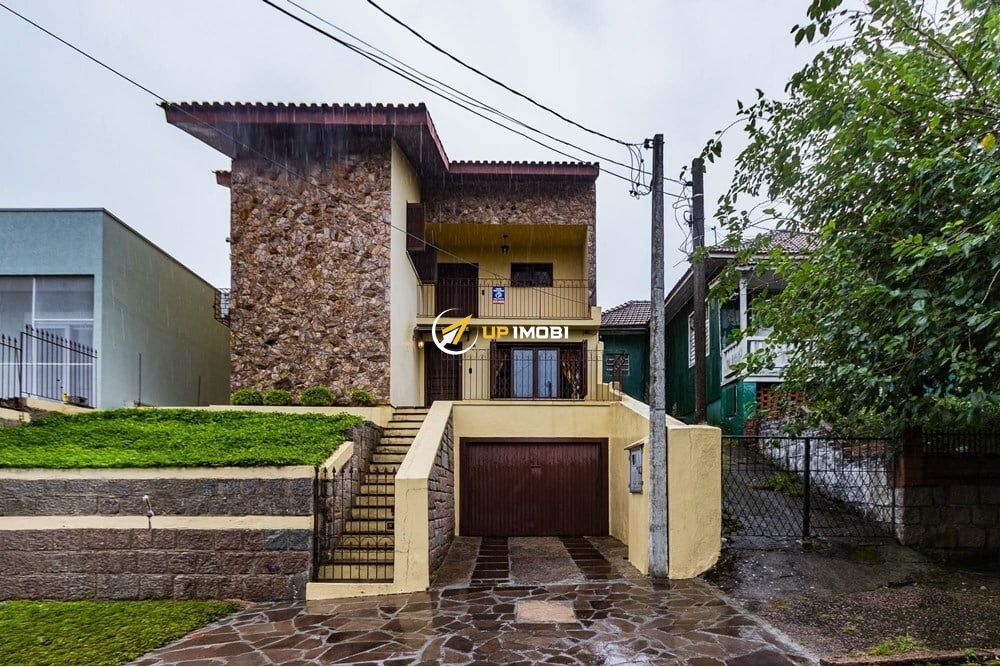 Casa com 329m², 3 dormitórios no bairro Vila Ipiranga em Porto Alegre para Comprar