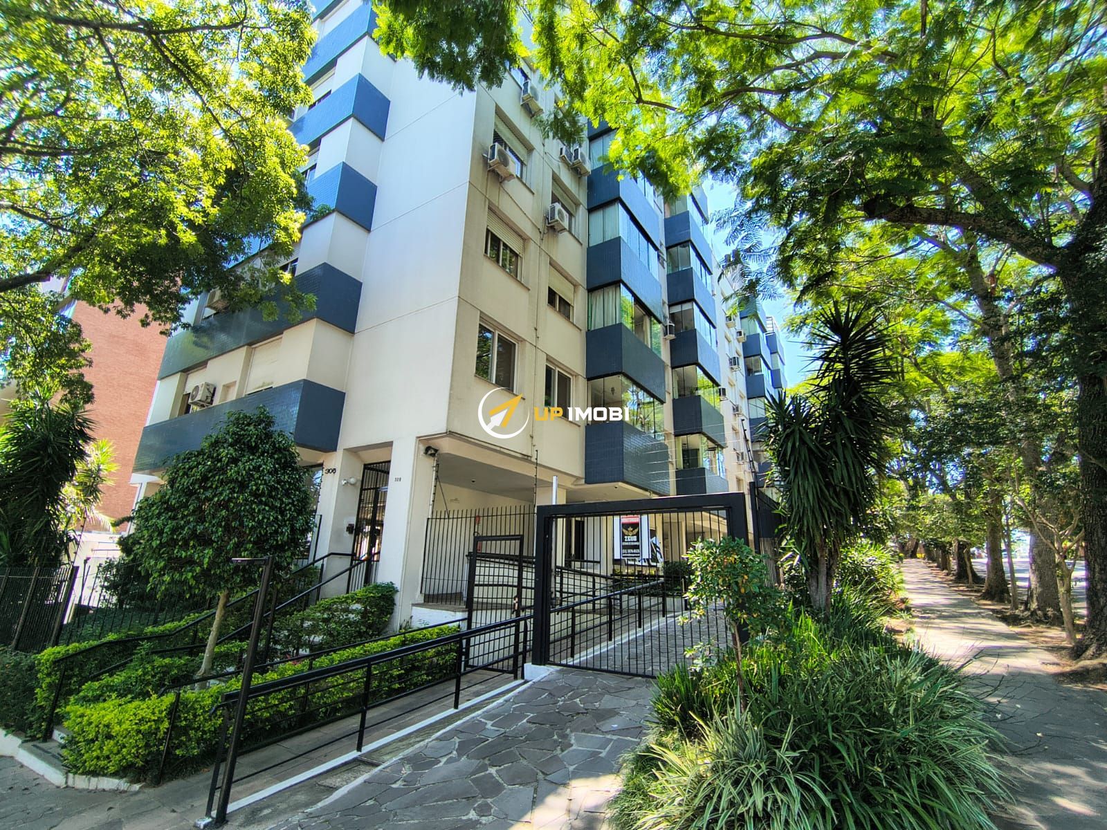 Apartamento, 2 dormitórios no bairro Santo Antônio em Porto Alegre para Comprar