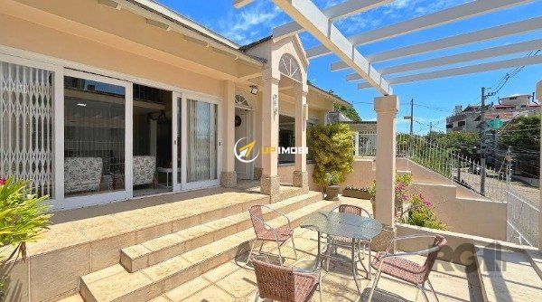 Casa com 360m², 5 dormitórios no bairro Medianeira em Porto Alegre para Comprar