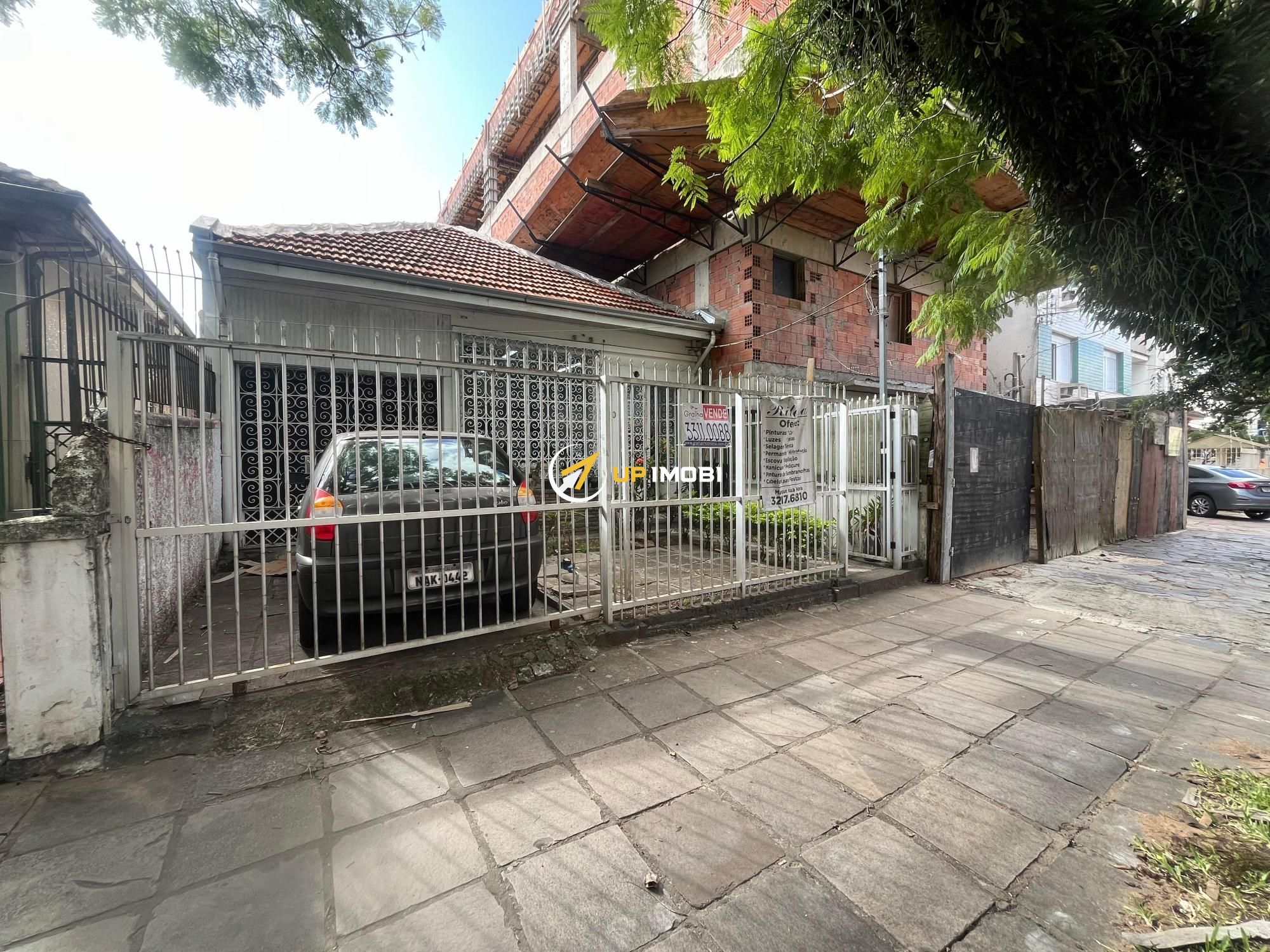 Casa, 3 dormitórios no bairro Rio Branco em Porto Alegre para Comprar