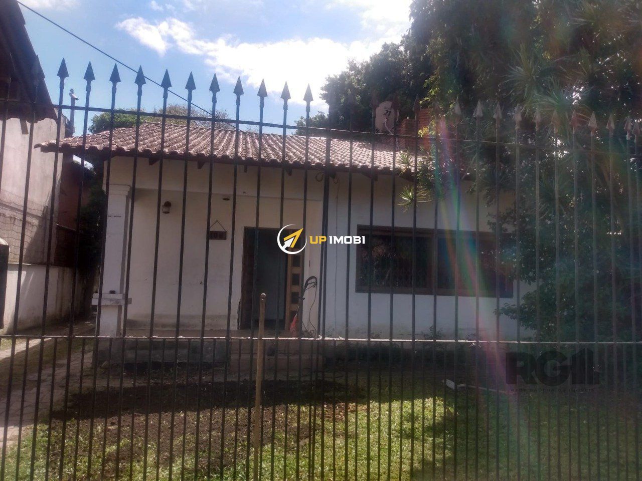 Casa com 450m², 3 dormitórios no bairro Guarujá em Porto Alegre para Comprar