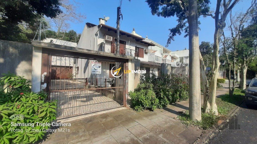 Casa com 238m², 4 dormitórios no bairro Nonoai em Porto Alegre para Comprar