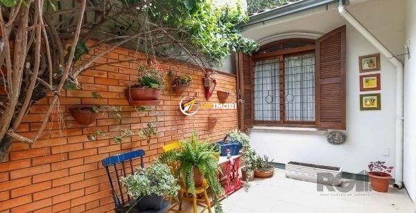 Casa, 4 dormitórios no bairro Jardim do Salso em Porto Alegre para Comprar