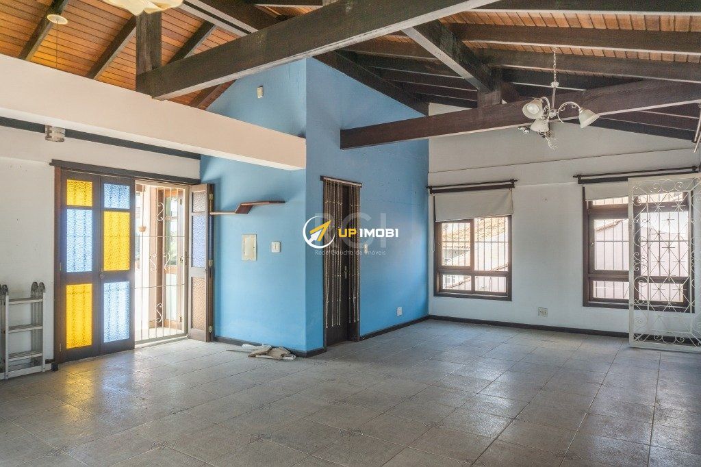 Casa, 5 dormitórios no bairro Chácara das Pedras em Porto Alegre para Comprar