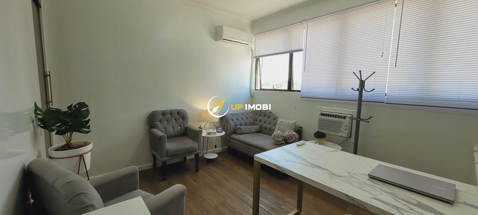 Sala Comercial, 1 dormitório no bairro Cavalhada em Porto Alegre para Comprar