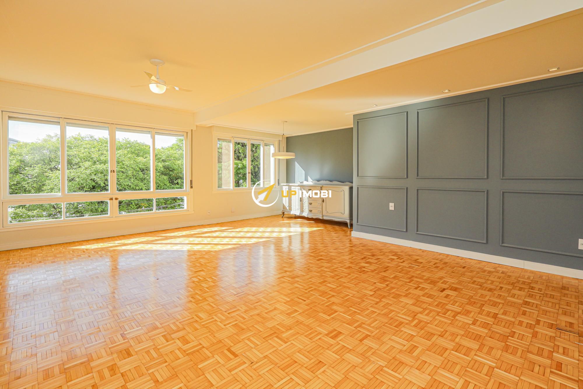 Apartamento com 143m², 2 dormitórios no bairro Três Figueiras em Porto Alegre para Comprar