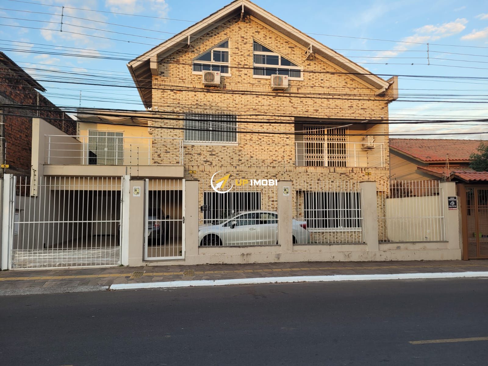 Casa com 370m², 4 dormitórios no bairro Niterói em Canoas para Comprar