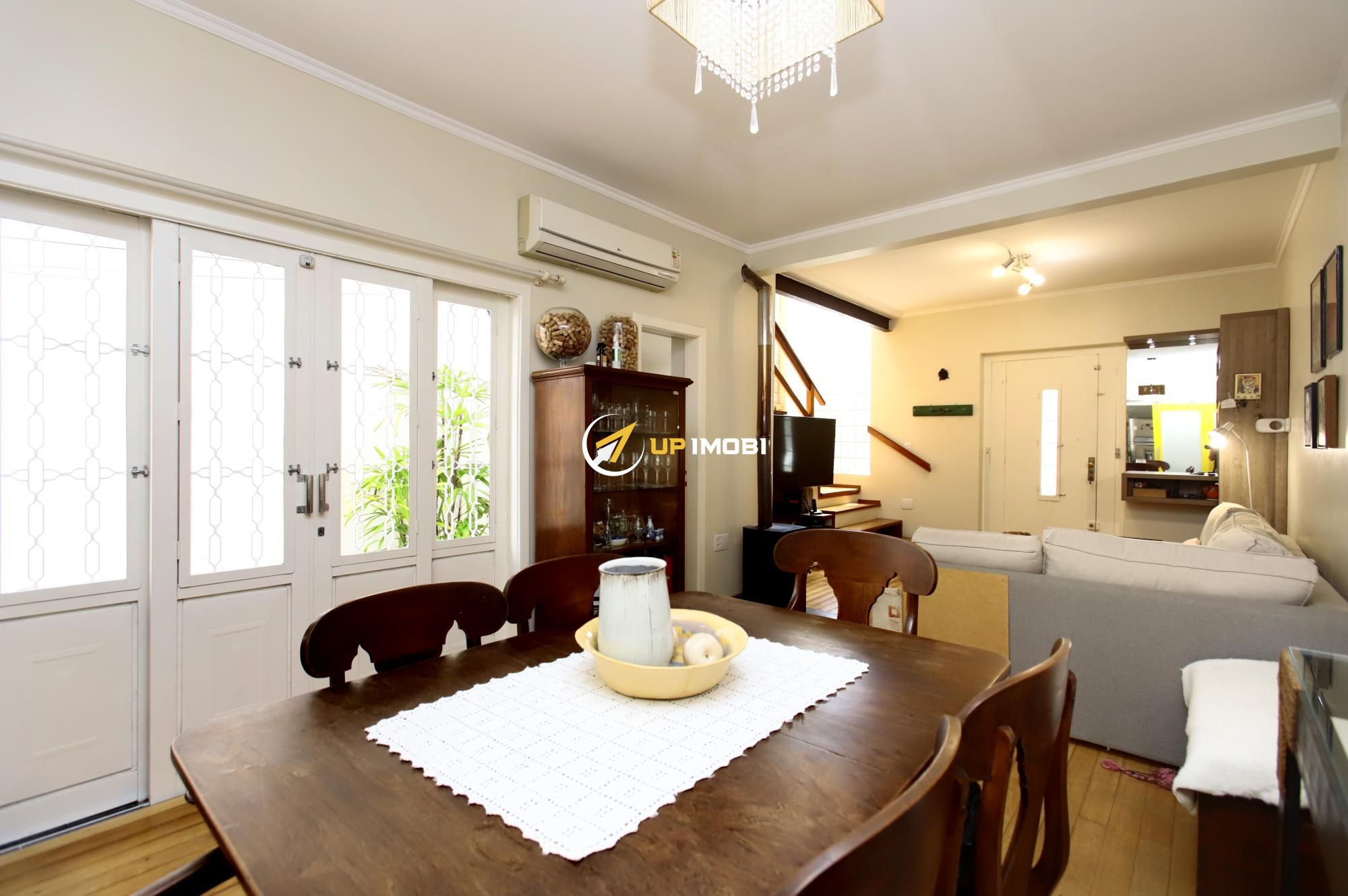 Casa, 4 dormitórios no bairro Rio Branco em Porto Alegre para Comprar