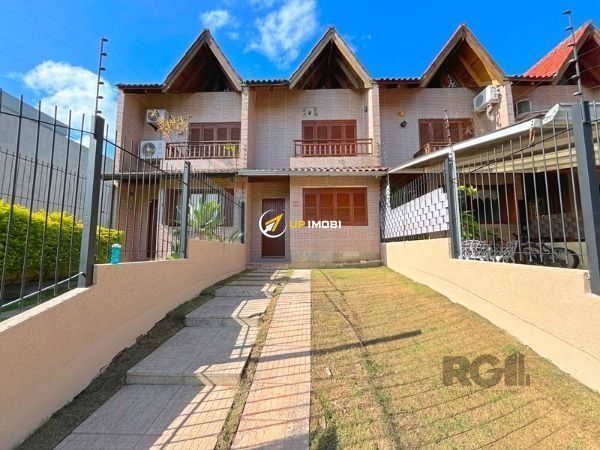 Casa, 3 dormitórios no bairro Guarujá em Porto Alegre para Comprar