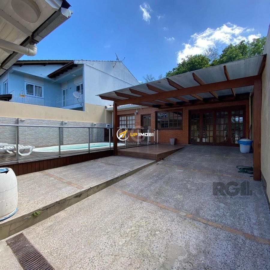 Casa com 140m², 3 dormitórios no bairro Rubem Berta em Porto Alegre para Comprar