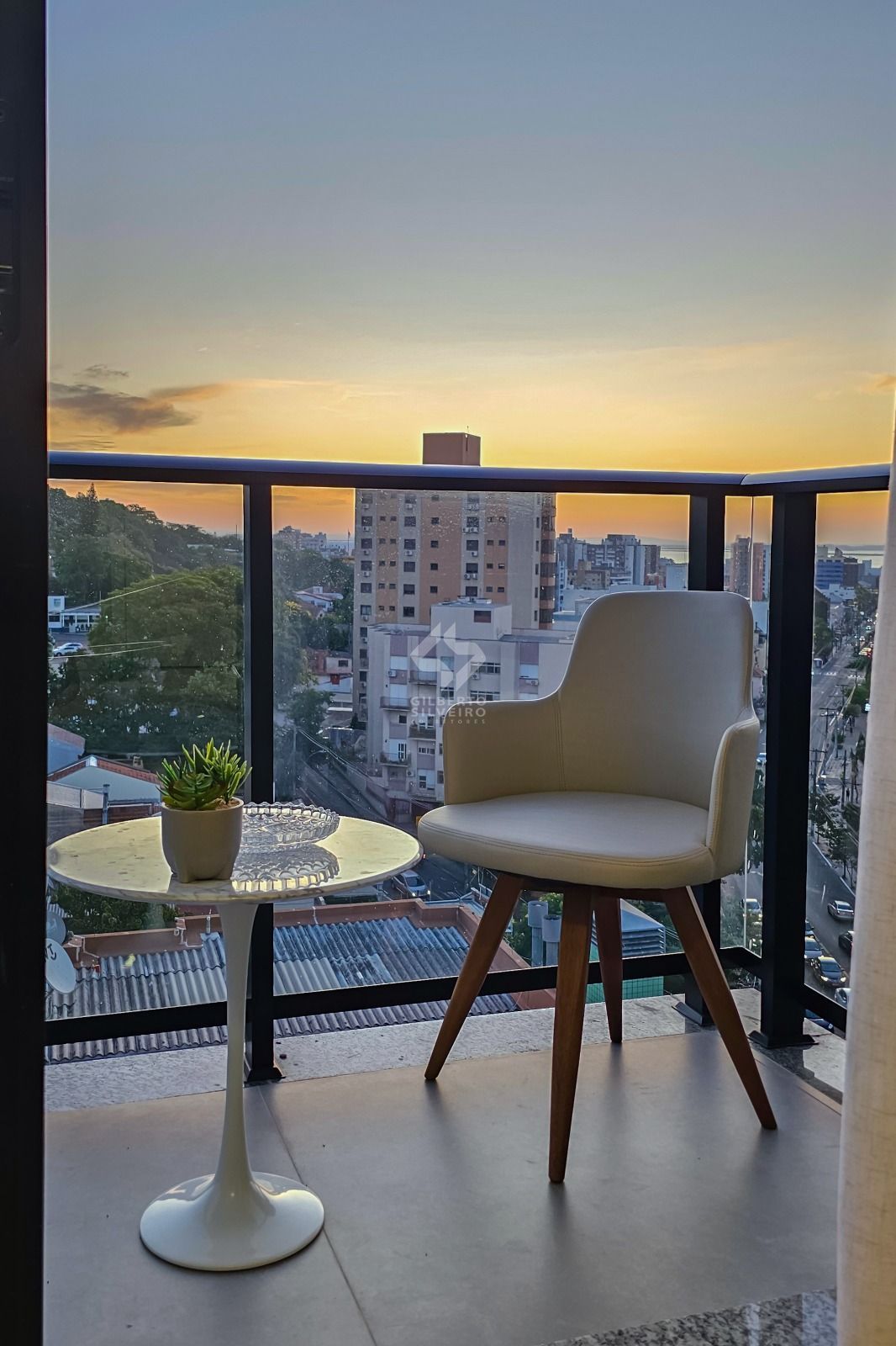 Apartamento completamente mobiliado e decorado, sacada, churrasqueira e vaga, com vista!